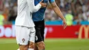 Penyerang Portugal, Cristiano Ronaldo memapah Penyerang Uruguay, Edinson Cavani yang Cedera keluar lapangan saat pertandingan babak 16 besar Piala Dunia 2018 di Stadion Fisht di Sochi, Rusia (30/6).  (AP Photo/Francisco Seco)