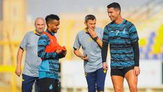 Sejak bergabung dengan Al Nassr FC, Cristiano Ronaldo telah melewatkan dua laga kompetitif bareng klubnya di Saudi Pro League 2022/2023. Hal ini tak lepas dari sanksi hukuman yang diterimanya saat membela Manchester United hingga harus menunda debutnya bersama Al Nassr FC. Namun sebagai pemain profesional, CR-7 tetap berlatih bersama rekan-rekannya untuk menjaga kebugaran dan persiapan menghadapi laga persahabatan mewakili Riyadh All Star menghadapi Paris Saint-Germain (PSG). (twitter.com/AlNassrFC)