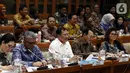 Menteri Kesehatan Terawan Agus Putranto (tengah) dan Dirut BPJS Kesehatan Fachmi Idris (kedua kanan) saat rapat dengar pendapat dengan Komisi IX DPR di Kompleks Parlemen, Jakarta, Selasa (5/11/2019). Rapat membahas polemik kenaikan iuran BPJS Kesehatan. (Liputan6.com/JohanTallo)