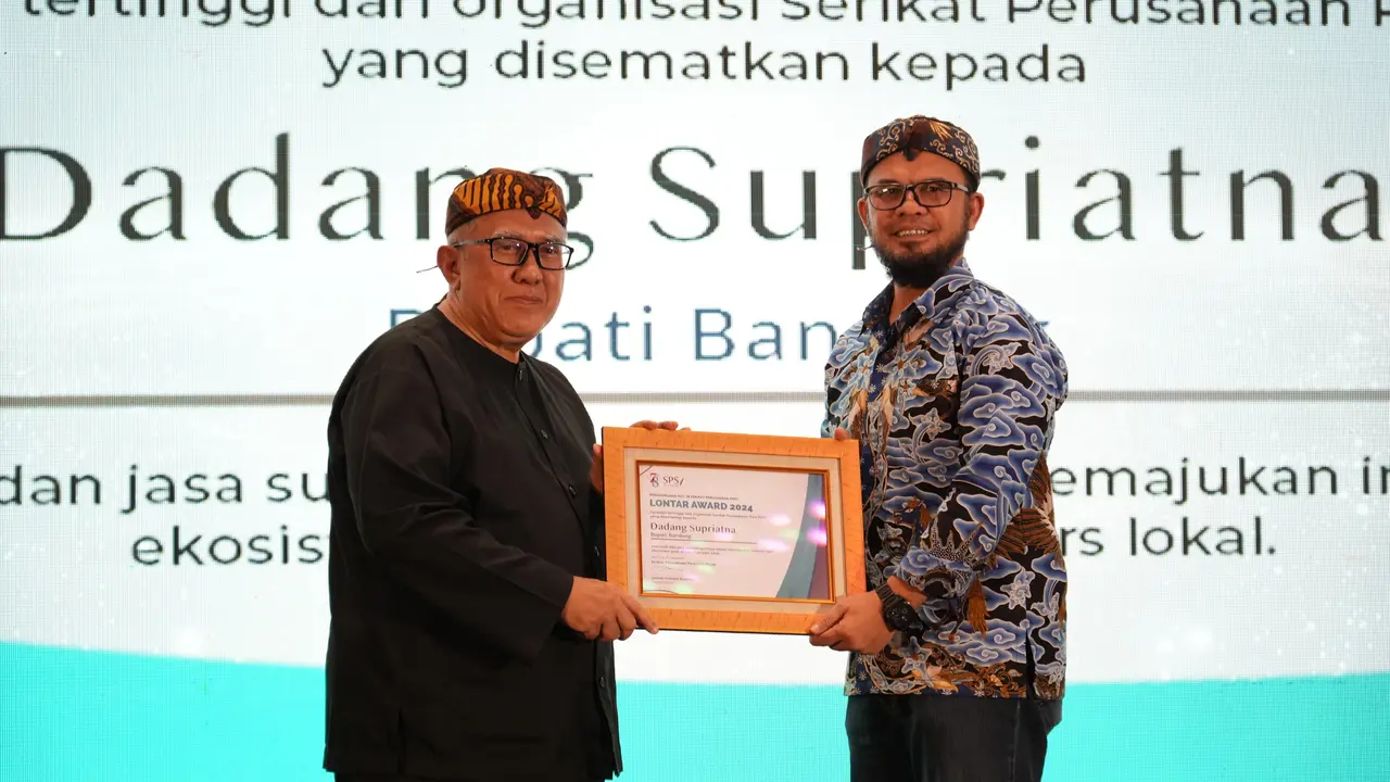 Dukung Kemajuan Pers, Bupati Bandung Dadang Supriatna Raih Penghargaan Bergengsi Lontar Award
