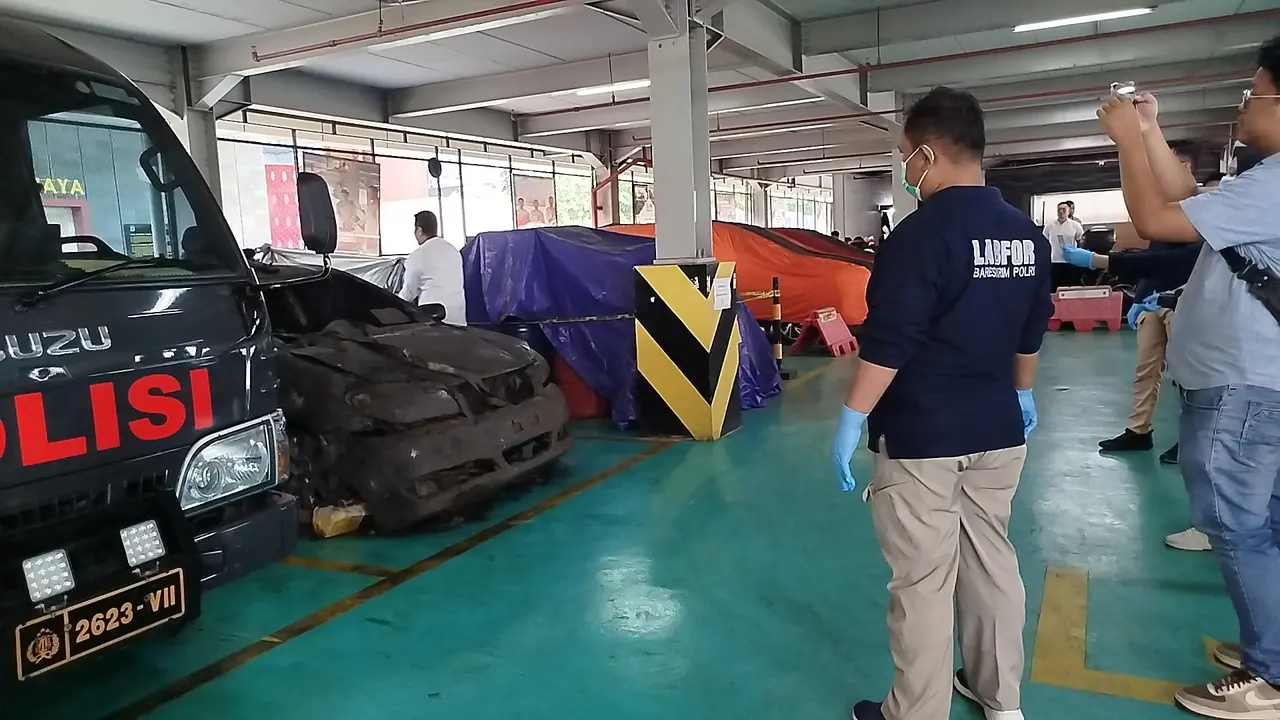 Mobil milik Brigjen TNI (Purn) Hendrawan Ostevan di Direktorat Tahanan dan Barang Bukti Polda Metro Jaya.