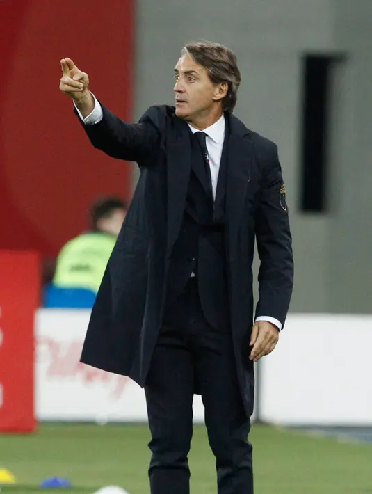 Pelatih Italia, Roberto Mancini menginstruksikan pemainnya saat melawan Polandia selama pertandingan UEFA Nations League Grup 3 di Silesian Stadium, Polandia (14/10). Italia menang 1-0 atas Polandia. (AP Photo/Czarek Sokolowski)