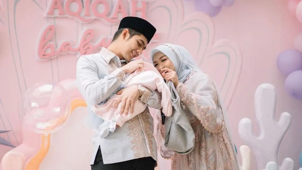 8 Potret Gaya Ria Ricis Bergaun Pastel saat Akikah dan Syukuran Anak Pertama