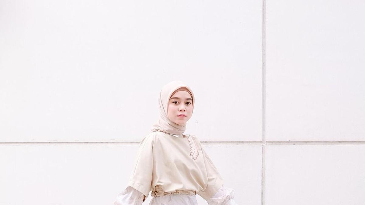 6 Fashion Item Warna Cream yang Bikin Muslimah Gen-Z Makin Manis dan Anggun