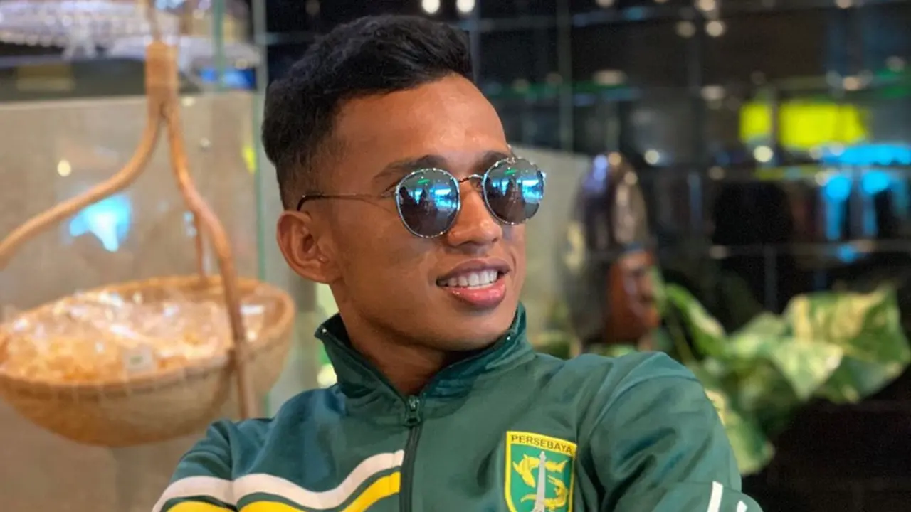 Gaya Santai Winger Persebaya Irfan Jaya di Luar Lapangan