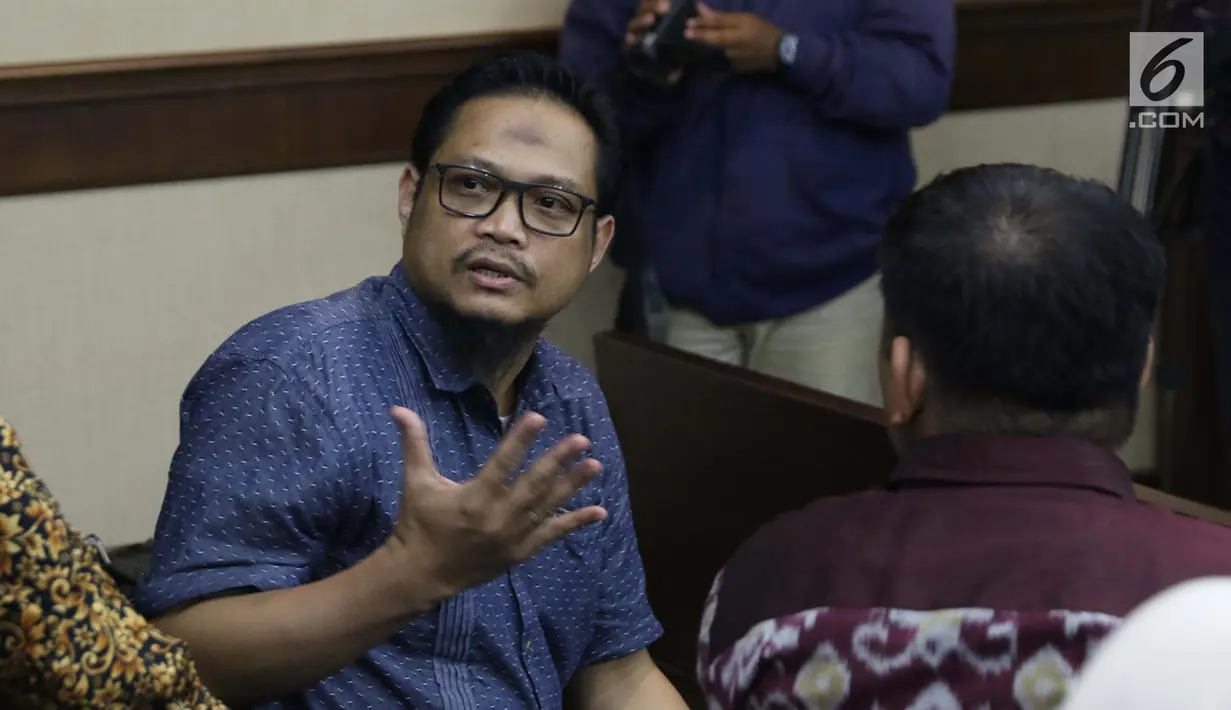 Terdakwa kasus suap yang juga Panitera Pengadilan Negeri Medan, Helpandi jelang menjalani sidang pembacaan putusan di Pengadilan Tipikor, Jakarta, Kamis (4/4). Helpandi terbukti menerima uang SGD 280 ribu dari pengusaha Tamin Sukardi. (Liputan6.com/Helmi Fithriansyah)