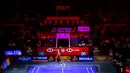 Pebulu tangkis tunggal putra Indonesia, Jonatan Christie melakukan smash ke arah wakil Singapura, Jia Heng Jason Teh dalam laga 32 besar Indonesia Open 2025 di Istora Senayan, Jakarta, Selasa (03/06/2025). (Bola.com/Bagaskara Lazuardi)