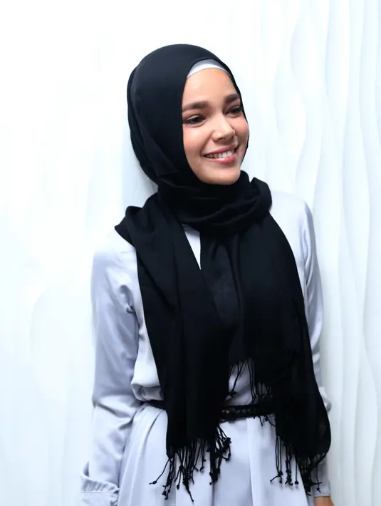 Ridho suami bagi seorang istri adalah ridho Ilahi. Begitulah yang diyakini oleh Dewi Sandra, karenanya ketika mendapatkan tawaran pekerjaan apapun, ia selalu mengharuskan ada ijin dari suaminya. (Andy Masela/Bintang.com)