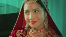 Wajahnya dipoles dengan blush on pink, serta lipstik merah matte. Matanya dihias soft mengenakan eyeliner. [YouTube Dewa19]