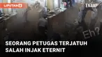 Nasib kurang baik dialami seorang petugas saat berniat memperbaiki instalasi listrik di atas eternit.