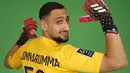 Gianluigi Donnarumma. Kiper AC Milan dan pahlawan Italia di Euro 2020 ini meninggalkan AC Milan saat kontraknya kedaluarsa pada 30 Juni lalu. Ia menandatangani kontrak selama 5 tahun dengan PSG pada 15 Juli 2021 lalu. (Foto: en.psg.fr)