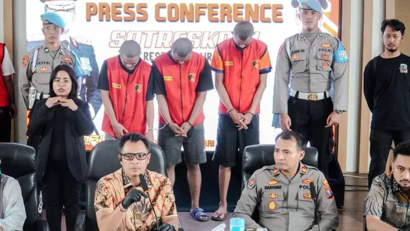 Para tersangka pengeroyokan saat diamankan di Mapolrestabes Surabaya. (Istimewa)