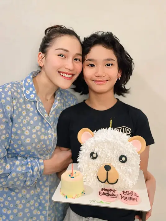 <p>Memberikan kejutan tengah malam, Ayu Ting Ting pun mengenakan pakaian tidurnya. Ia mengenakan set piyama warna baby blue dengan motif bunga daisynya. [@ayutingting92]</p>