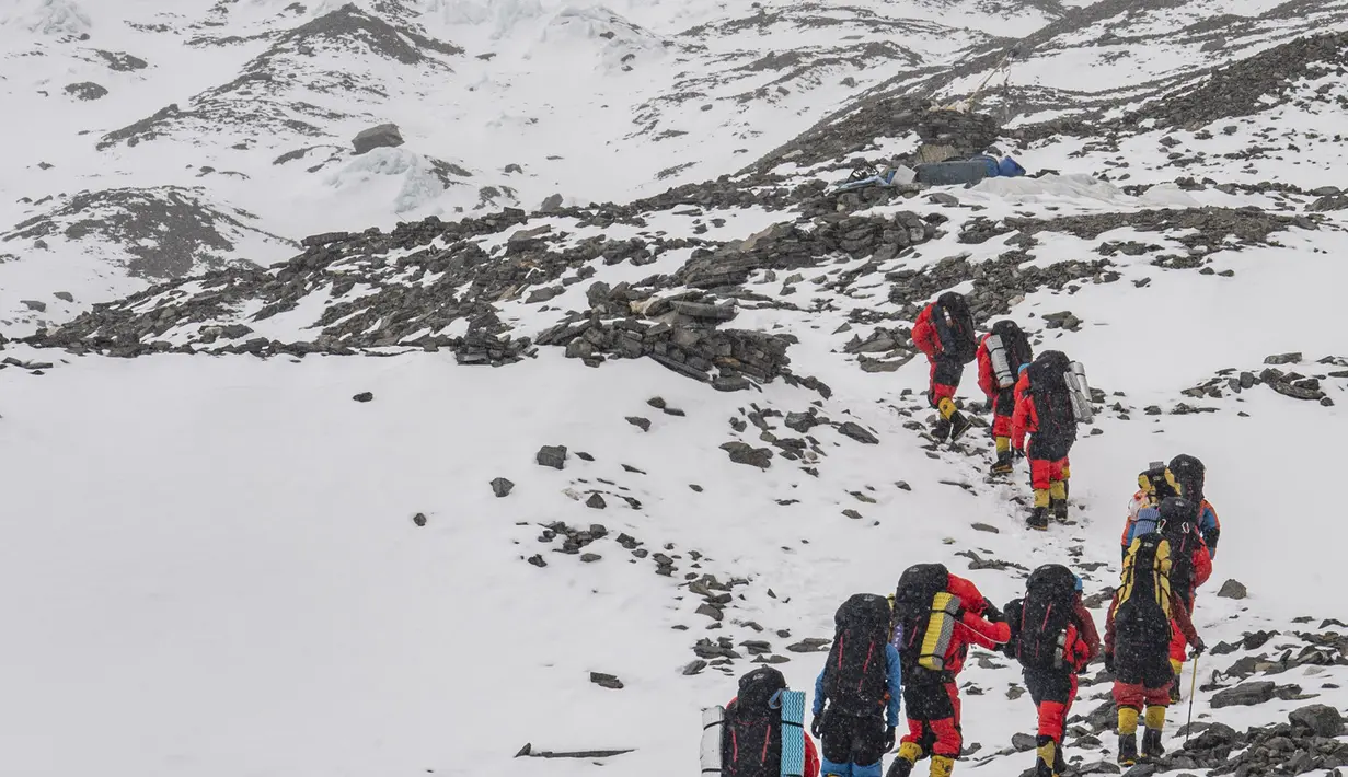 <p>Tim pembangunan jalan membuat rute menuju sebuah kamp pada ketinggian 7.028 meter di Gunung Qomolangma atau Gunung Everest di Daerah Otonom Tibet, China, Minggu (10/5/2020). Teknologi canggih akan dilibatkan dalam pengukuran kali ini. (Xinhua/Sun Fei)</p>