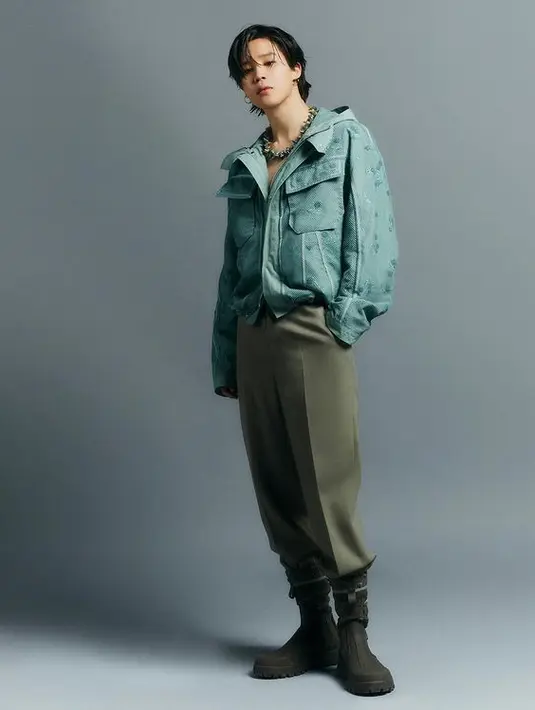 Di foto ini, Jimin BTS bergaya edgy dan bernuansa earth tones. Jimin BTS memakai jaket oversized warna hijau bercorak dan berkantung depan serta jaring. Ia juga memakai celana panjang warna hijau army dan bot warna senada. Dior menjelaskan secara singkat alasan mereka memilih Jimin. "Artis Korea Selatan sekarang mewujudkan semangat dan keunikan gaya Dior, modernitas dengan ciri khas yang tak lekang oleh waktu." (Instagram/dior)
