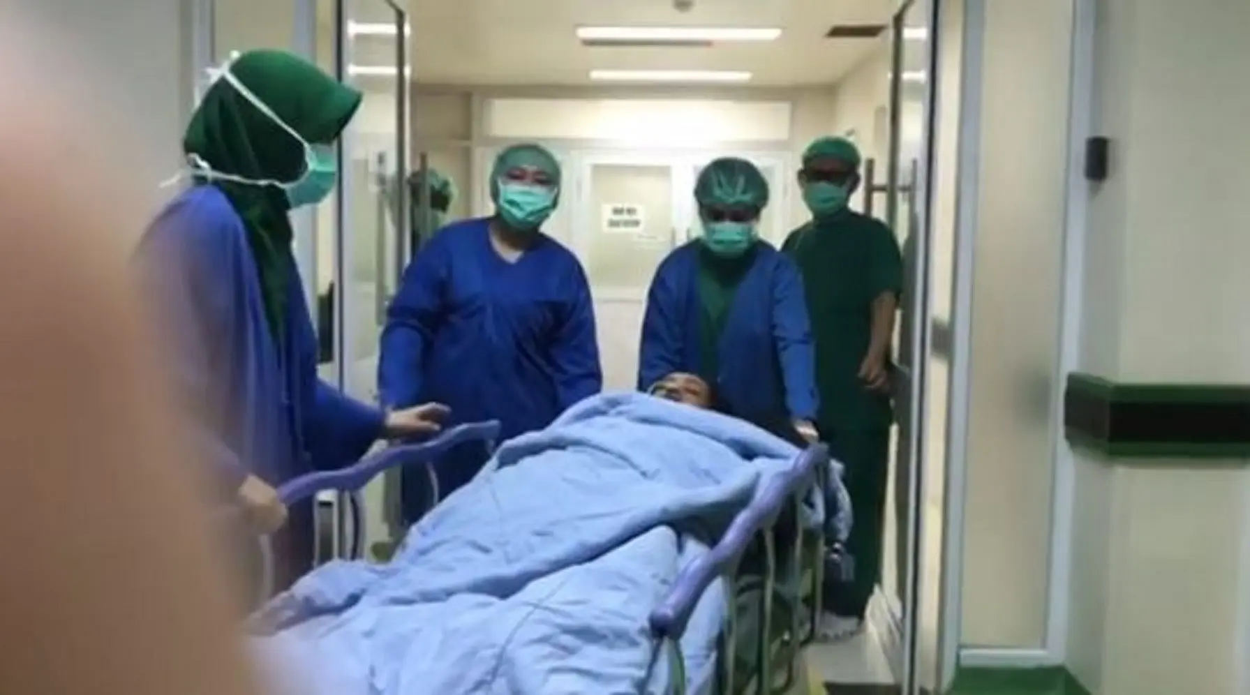 Julia Perez saat dibawa menuju ruang operasi (Instagram/@anggitheperez)