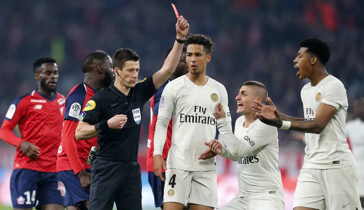 Para pemain Paris Saint-Germain (PSG), melakukan protes saat wasit memberikan kartu merah pada laga melawan Lille pada laga Liga Prancis di  Stade Pierre Mauroy, Minggu (14/4). PSG takluk 1-5 dari Lille. (AP/Michel Spingler)