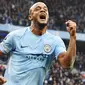 2. Vincent Kompany - Kapten The Citizens ini merupakan salah satu bek terbaik dunia saat ini. Tidak hanya handal menjaga lini pertahanan, pria Belgia itu adalah lulusan administrasi bisnis di Manchester Business School. (AFP/Ben Stansall)