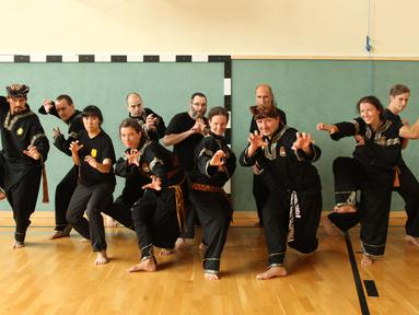 Guru dan murid dari sekolah pencak silat Anak Harimau Austria berfoto bersama usai menjalani sesi latihan di Volkschule Ladendorf, Provinsi Lower, Austria. (Bola.com/Reza Khomaini)