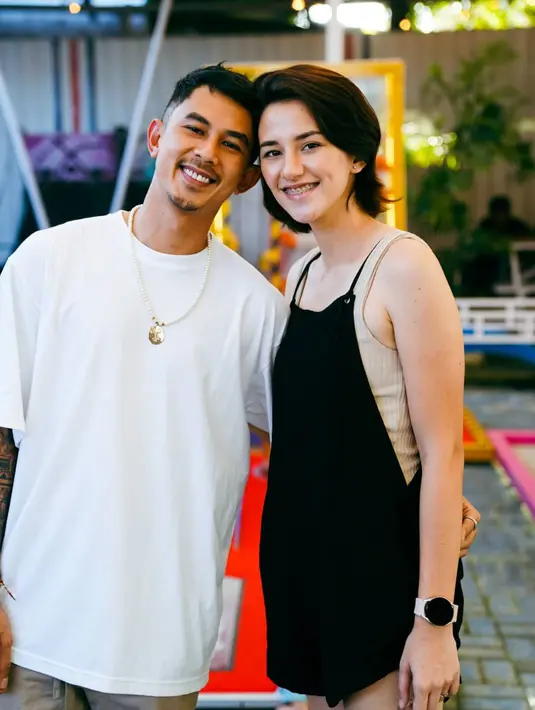 Meski namanya sedang populer berkat kesuksesannya sinetron Ganteng-Ganteng Srigala, Dahlia Poland juga merelakan karirnya berhenti demi fokus keluarga. Sang suami sebelumnya juga membebaskan Dahlia. [Instagram/dahliachr]