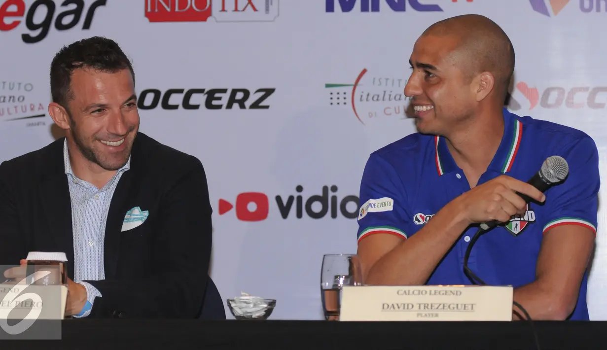 Mantan pemain timnas Italia, Alessandro Del Piero (kiri) berbincang dengan David Trezeguet saat memberikan keterangan di Jakarta, Jumat (20/5/2016). Legenda Italia ditantang Primavera Baretti dalamlaga persahabatan. (Liputan6.com/Helmi Fithriansyah)