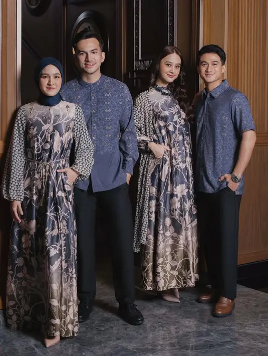 Busana Cut Syifa dan Rizky Nazar juga bisa menjadi inspirasi baju lebaran bersama keluarga. Cut Syifa mengenakan dress panjang warna navy bermotif Rizky Nazar mengenakan baju koko lengan panjang warna biru bermotif. [@geulis.id]