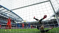 Gawang Leicester City dibobol striker Chelsea Diego Costa pada laga Premier League di Stamford Bridge, London, Sabtu (15/10/2016). (AFP/Glyn Kirk)