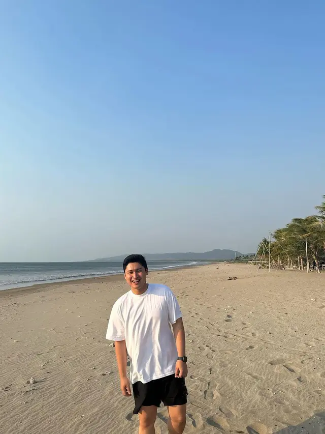 6 Gaya Kasual-Formal Rizky Natakusumah Calon Suami Beby Tsabina yang Ternyata Anggota DPR