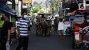 Aktivitas masyarakat di kawasan Jalan Malioboro, Yogyakarta, Minggu (10/10/2021). Wisatawan yang berkunjung di kawasan wisata Yogyakarta wajib mematuhi dan menerapkan protokol kesehatan karena Daerah Istimewa Yogyakarta masih berstatus PPKM level 3. (Liputan6.com/Helmi Fithriansyah)