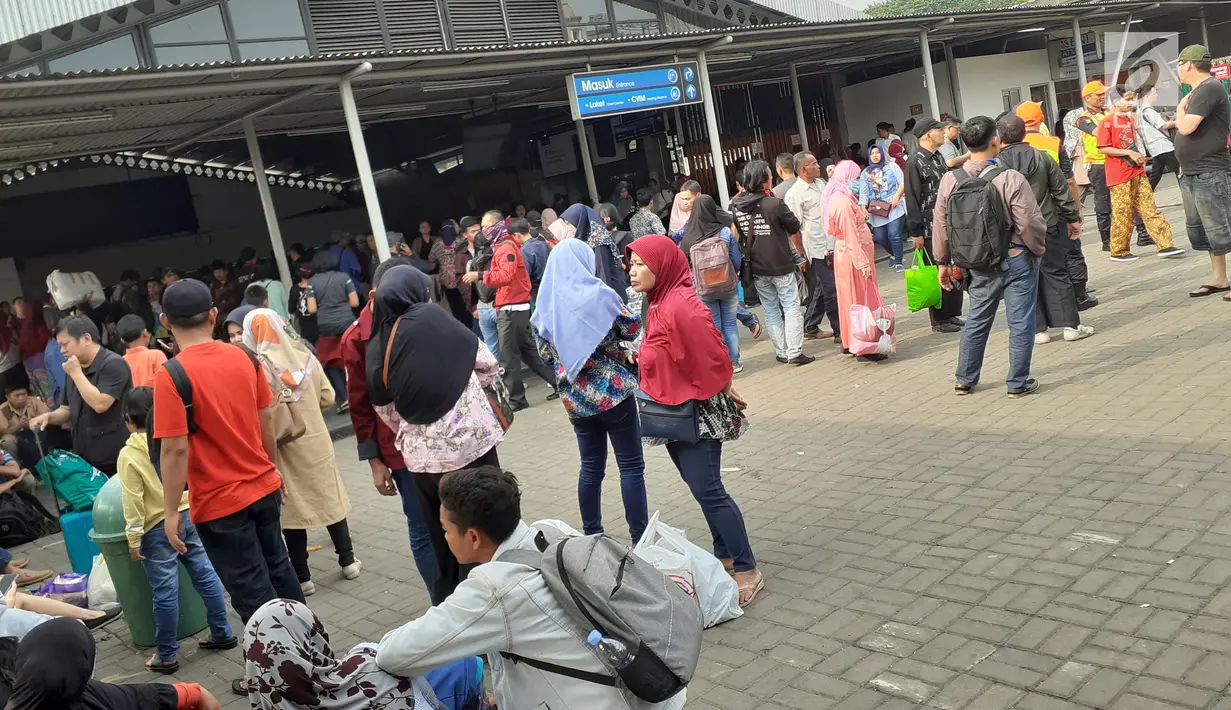 Calon penumpang KRL Commuter Line menanti waktu pemberangkatan di Stasiun Bogor, Jawa Barat, Minggu (4/8/2019). Layanan KRL Commuter Line terhenti sementara akibat padamnya aliran listrik di Jakarta dan sebagian Jawa Barat. (Liputan6.com/Helmi Fithriansyah)