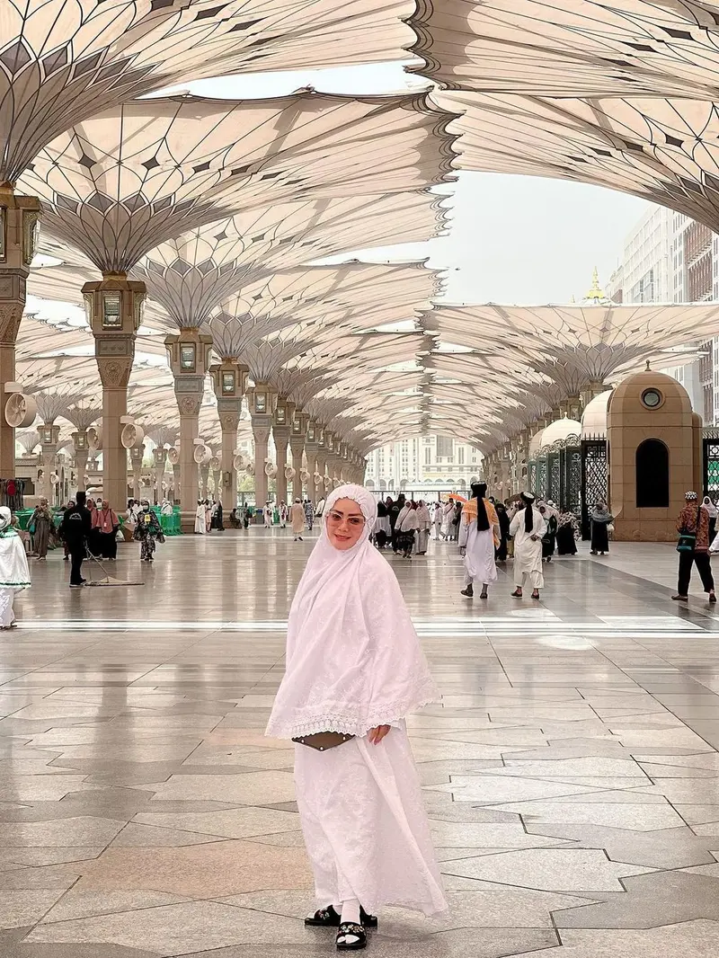 7 Potret Kristina Saat Menjalani Ibadah Umrah, Tampil Menawan dengan Hijab