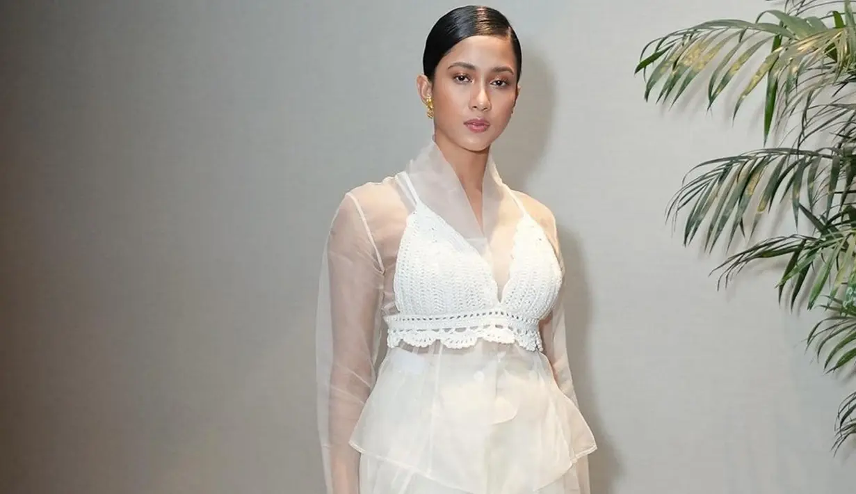 Berbeda dari Aulia Sarah yang tampil bak karakternya dalam film, Aghniny Haque tampil serba putih di acara gala premiere. Meski bergaun putih, penampilan aktris 25 tahun itu tetap stunning. Ditambah gaya rambutnya yang disanggul kecil ke belakang, membuat gaya pemeran Ayu itu makin mencuri perhatian. (Liputan6.com/IG/@aghninyhaque)