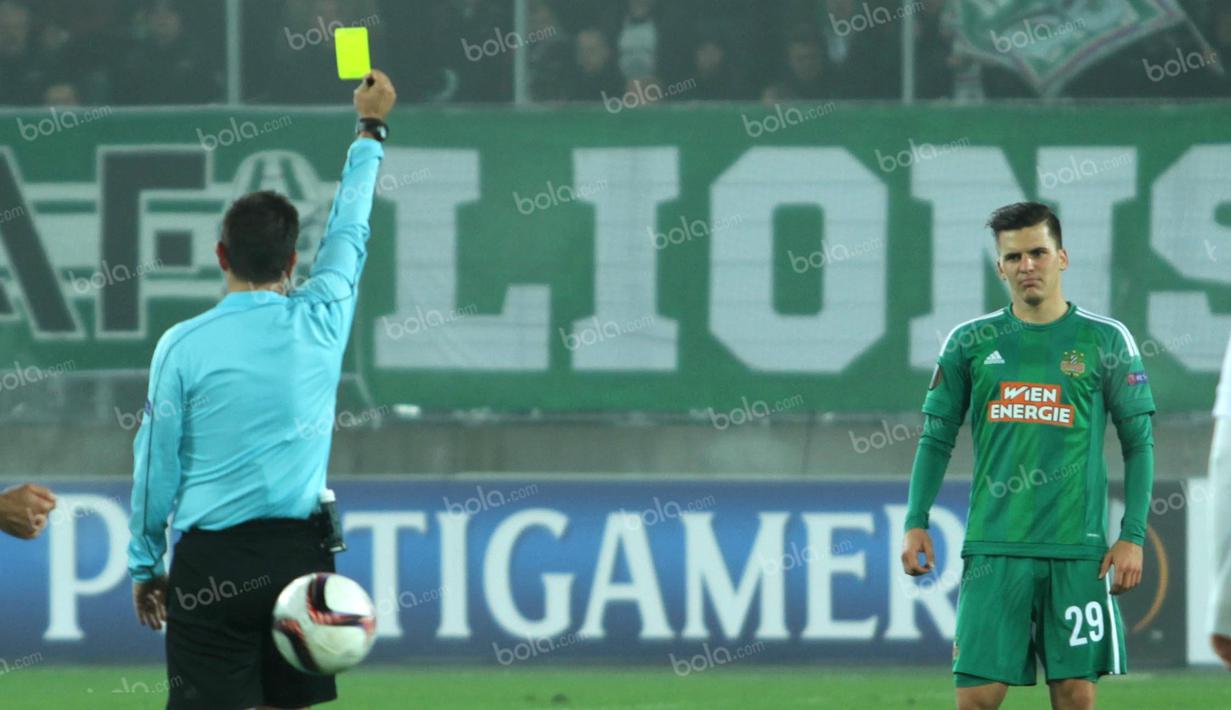 wasit asal Portugal, Hugo Miguel, mengeluarkan kartu kuning untuk gelandang Rapid, Thomas Murg yang melakukan pelanggaran terhadap pemain US Sassoulo. (Bola.com/Reza Khomaini)