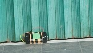 benda mencurigakan mirip bom ternyata kayu. (Robby/merdeka.com)