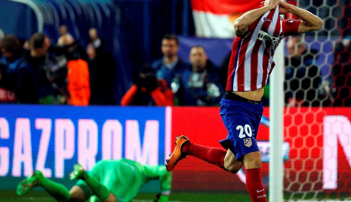 Ekspresi pemain Atletico Madrid, JuanFran Torres, setelah memastikan kemenangan dalam adu penalti melawan PSV Eindhoven dalam babak 16 besar Liga Champions di Stadion Vicente Calderon, Madrid, (15/3/2016). (Reuters/Susana Vera)