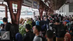 Penumpang menunggu kereta api di Stasiun Pasar Senen, Jakarta, Minggu (3/7). H-3 Lebaran, Stasiun Pasar Senen sudah memberangkatkan 11.905 pemudik dengan dengan 16 kereta api.(Liputan6.com/Faizal Fanani)