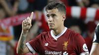 2. Philippe Coutinho -  Philipe Coutinho tampil gemilang saat bersama Liverpool dan kariernya mulai pesat serta dianggap pantas mengenakan nomor 10 di Liverpool. Coutinho menjadi playmaker handal yang mudah mengacak-acak barisan pertahanan lawan. (AP Photo/Kin Cheung, File)