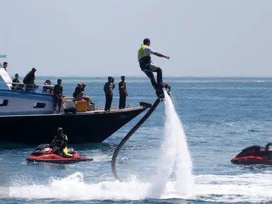 Seorang anggota Sea Doo Club Indonesia melakukan atraksi fly board yang mengibur saat peringatan HUT Kemerdekaan RI ke 71 di Kepulauan Seribu, Jakarta Utara, Rabu (17/8). (Rahmat).  