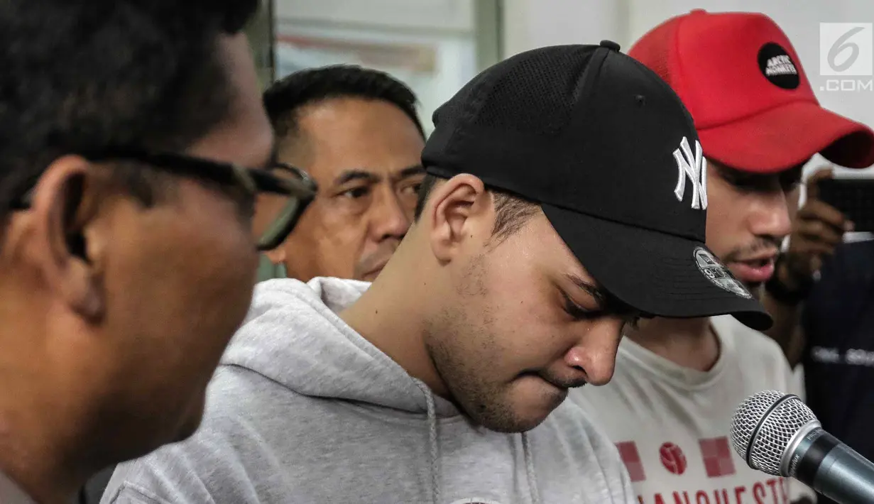 Aktor Riza Shahab tertunduk saat memberi keterangan usai menjalani pemeriksaan oleh BNN di Polda Metro Jaya, Jakarta, Jumat (13/4). Riza Shahab dan Reza Alatas ditangkap seusai pesta sabu. (Liputan6.com/Faizal Fanani)