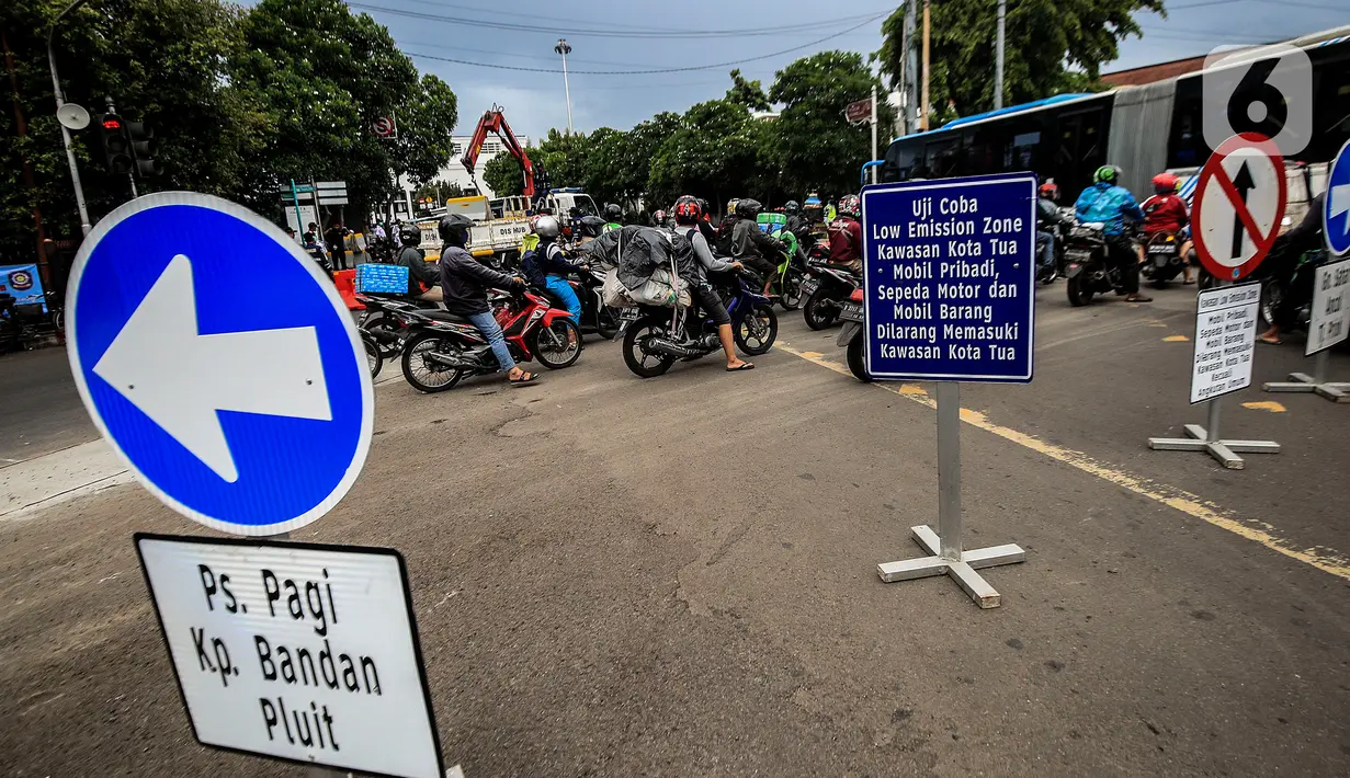 Kendaraan terlihat saat penutupan akses jalan menuju kawasan Kota Tua, Jakarta Barat, Jumat (18/12/2020). Pemprov DKI membatasi moda transportasi melintasi kawasan wisata Kota Tua seiring penerapan kawasan rendah emisi atau Low Emission Zone. (Liputan6.com/Johan Tallo)