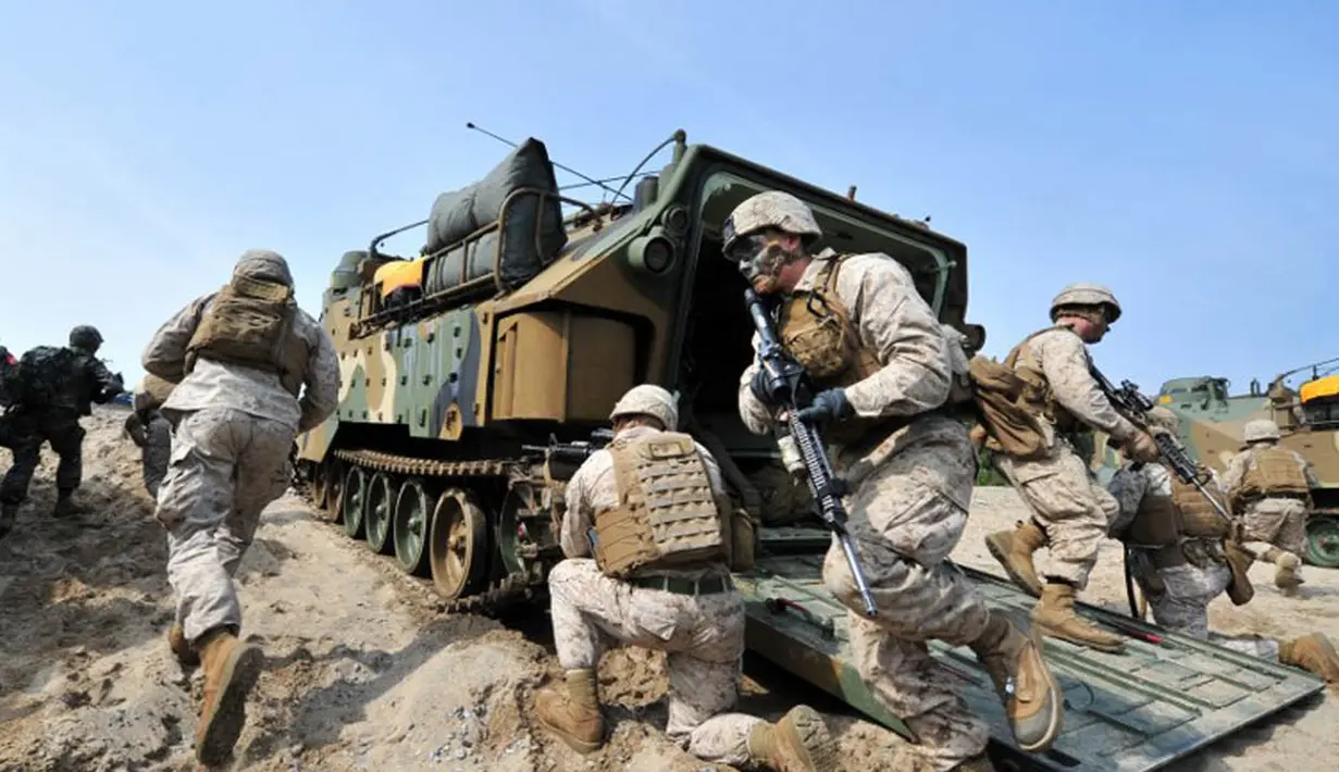 Pasukan Marinir Amerika Serikat keluar dari kendaraan amhibi setelah mendarat dari perairan Pohang (AFP Photo/Jung Yeon Je)