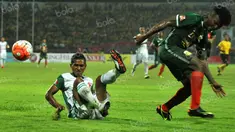 Pemain PS TNI, Abduh Lestaluhu (kiri), berebut bola dengan pemain Bhayangkara Surabaya United, Shane Andre Malcolm, dalam laga Torabika Soccer Championship 2016 di Stadion Gelora Delta, Sidoarjo, Minggu (8/5/2016). (Bola.com/Fahrizal Arnas)