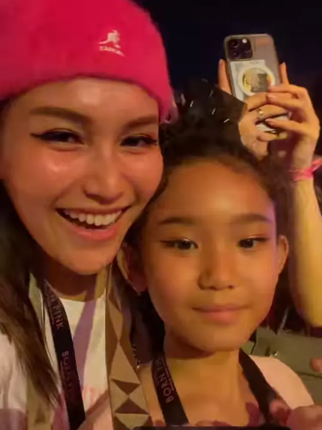 Potret Ayu Ting Ting dan Bilqis nonton konser BLACKPINK. (Foto: Instagram/ayutingting92)