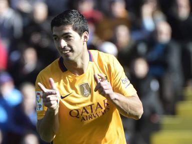 Penyerang Barcelona, Luis Suarez merayakan golnya ke gawang Levante pada lanjutan La Liga Spanyol pekan ke-22 di Stadion Ciutat de Valencia, Valencia, Minggu (7/2/2016).  (AFP/Jose Jordan)