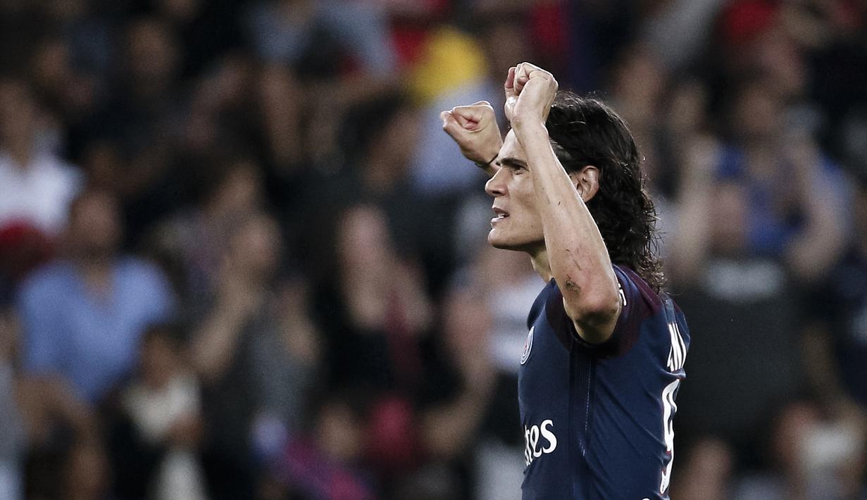 Ekspresi Edinson Cavani usai mencetak gol ke gawang Saint Etienne pada lanjutan Ligue 1 Prancis di Parc des Princes stadium, Paris, (25/8/2017). PSG menang 3-0. (AP/Kamil Zihnioglu)