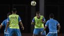 Bek Arema FC, Israel Wamiau, menyundul bola saat latihan di SUGBK, Jakarta, Jumat (30/3/2018). Latihan ini persiapan jelang laga Liga 1 melawan Persija Jakarta. (Bola.com/Vitalis Yogi Trisna)