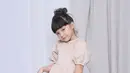 Tampil cantik dengan dress bertangan  balloon, padukan dengan legging atau stocking tebal. Gaya rambut bun membuat akan semakin cute.(@gadiiing)