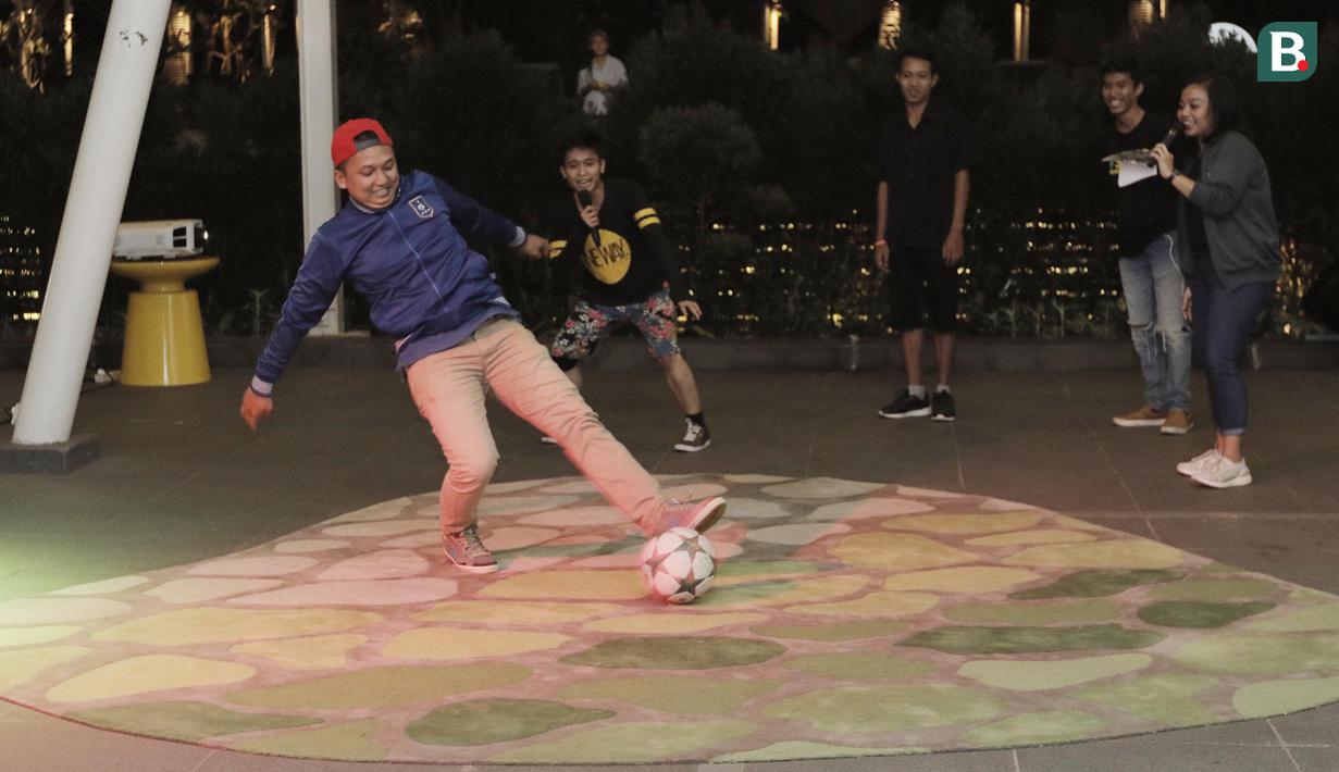 Pengunjung menendang bola saat games di nobar final Piala Dunia di Hotel Novotel, Tangerang, Minggu, (15/6/2018). Prancis menjadi juara Piala Dunia 2018 usai mengalahkan Kroasia 4-2. (Bola.com/M Iqbal Ichsan)