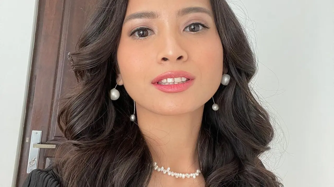 Potret Simple Glam Acha Septriasa Saat Cerita Punya Satu Ginjal Sejak Kecil