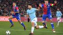 Aksi pemain Manchester City, Sergio Aguero (tengah) melewati adangan pemain Basel, Marek Suchy pada laga 16 besar Liga Champions di Saint Jakob-Park Stadium, Basel, (13/2/2018). Manchester City menang 4-0. (AFP/Patrick Hertzog)